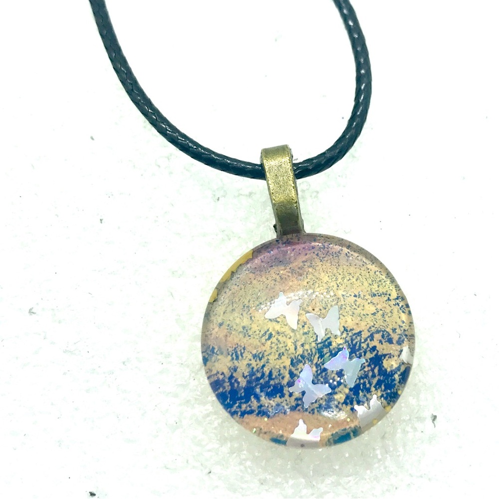 Handmade pendant with hand painted glass dome NSN round 18mm
